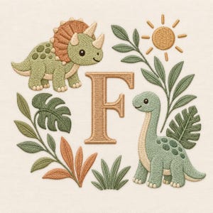 Peut inclure: Un motif de broderie présentant une grande lettre F beige centrée entre un tricératops vert et un dinosaure au long cou vert. La scène comprend des feuilles tropicales vertes brodées, du feuillage beige et un petit soleil jaune sur fond crème.