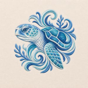 Puede incluir: Un diseño de bordado que muestra una tortuga marina en tonos azules y blancos. La tortuga está rodeada de intrincados patrones acuáticos en espiral y motivos vegetales, todo ello realizado con un detallado trabajo de hilo sobre tela clara.