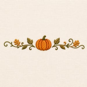 Può includere: Un disegno ricamato che presenta una zucca arancione centrale con un picciolo verde, affiancata da viticci di foglie verdi simmetrici e piccole foglie di quercia arancioni, il tutto cucito su un tessuto liscio color crema chiaro.