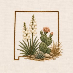 Könnte beinhalten: Eine Stickerei auf cremefarbenem Stoff mit einer braunen Umrisslinie des Bundesstaates New Mexico. Innerhalb des Rahmens befinden sich gestickte Abbildungen von weißen Yucca-Blüten, einem grünen Feigenkaktus mit rosa Blüten und beigefarbenem Wüstengras.