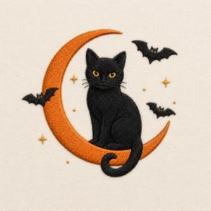 以下が含まれることがあります： 黄色い目をした黒猫がオレンジ色の三日月の上に座っている刺繍デザイン。このシーンは、3匹の小さな黒いコウモリと、明るい布地の背景に散りばめられたいくつかの金色の四芒星で装飾されています。
