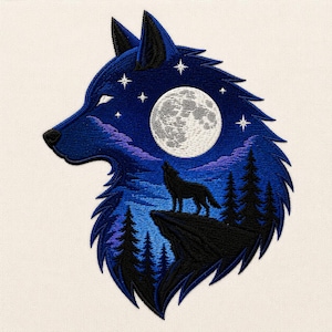 Puede incluir: Un parche bordado que muestra el perfil de una cabeza de lobo en tonos azules y negros. Dentro de la silueta del lobo hay una escena nocturna con una luna llena, un lobo aullando sobre un acantilado, pinos oscuros y varias estrellas blancas.