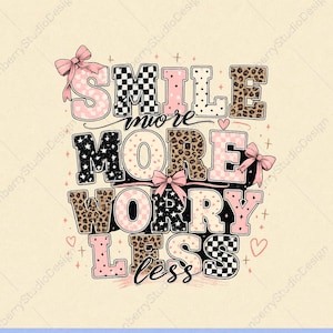 Könnte beinhalten: Ein Grafikdesign mit dem Text SMILE MORE WORRY LESS in Blockbuchstaben mit verschiedenen Mustern wie Leopardenmuster, schwarz-weißem Schachbrettmuster, Sternen und rosa Punkten, akzentuiert durch rosa Schleifen und kleine Herzillustrationen.