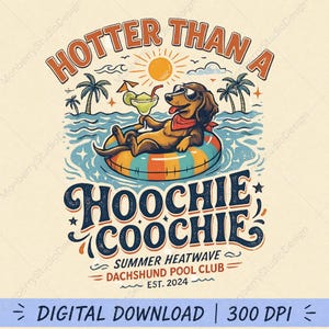 Könnte beinhalten: Eine grafische Illustration eines braunen Dackels mit Sonnenbrille und rotem Halstuch, der auf einem bunten, gestreiften Schwimmring im Ozean treibt. Der Text lautet HOTTER THAN A HOOCHIE COOCHIE SUMMER HEATWAVE DACHSHUND POOL CLUB EST. 2024.