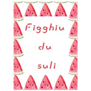 Könnte beinhalten: Ein weißer rechteckiger Druck mit einem Rand aus Aquarell-Wassermelonenstücken in Rosa, Rot und Grün. In der Mitte des Drucks steht der Text Figghiu du suli in einer einfachen, handgezeichneten roten Schrift, angeordnet in drei Zeilen.