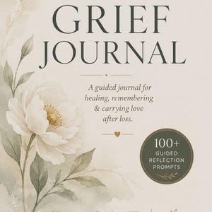 Puede incluir: Un diario beige titulado The Grief Journal con una ilustración floral en acuarela a la izquierda. El texto incluye A Companion Journal, A guided journal for healing, remembering & carrying love after loss, 100+ Guided Reflection Prompts, y secciones para Guided Prompts, Reflection, Letters, Healing, y Write what you can. There is no right way.