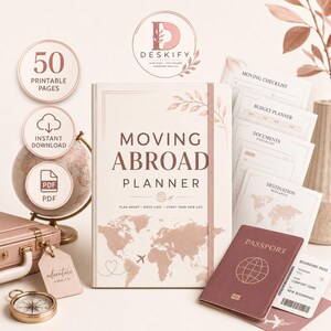 Könnte beinhalten: Ein Umzugsplaner für das Ausland mit cremefarbenem Einband, roségoldener Weltkarte und dem Text Moving Abroad Planner. Enthält einen passenden Reisepasshalter, Bordkarte, Kompass, Kofferanhänger und druckbare Seiten für Umzugs- und Budgetplanung.