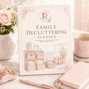 Könnte beinhalten: Ein zartrosa und weißes Family Decluttering Planner Buch mit einer Strichzeichnung von Haushaltsorganisationsartikeln auf dem Cover. Der Text lautet Family Decluttering Planner, Plan Together, Declutter Together, Create A Home You Love.