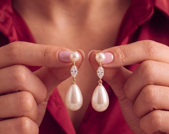Orecchini pendenti con perle, orecchini da sposa in oro, gioielli da matrimonio minimalisti, delicati orecchini con perle CZ, regalo per damigella d'onore per lei