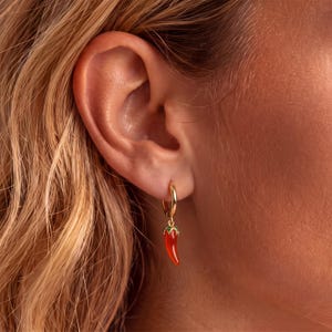 Rote Chili Paprika Hoop Ohrringe, zierliche Harz Gemüse Huggies, niedlicher würziger Essen Schmuck, minimalistischer täglicher Ohrring, schrulliges Weihnachtsgeschenk
