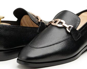 Handgefertigte schwarze Leder-Slipper mit Kette und goldener Schnalle – schwarze elegante Slipper