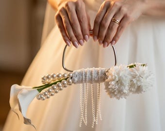 Perłowy bukiet ślubny z białą kalią i chryzantemą | Kaskadowe kwiaty ślubne ze srebrną rączką | Wyjątkowy dodatek dla panny młodej