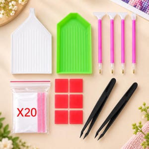 Op de afbeelding: Een diamond painting gereedschapsset met een witte lade, een groene lade, vier roze styluspennen, twee zwarte pincetten, zes rode wasvierkantjes en een doorzichtig plastic zakje met het label X20 met twintig kleine hersluitbare zakjes.