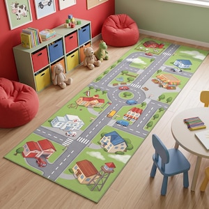 Puede incluir: Una alfombra rectangular que presenta un mapa de ciudad ilustrado y colorido con carreteras, una rotonda y varios edificios, incluyendo un hospital, una escuela y un mercado, sobre un fondo verde con árboles y nubes.