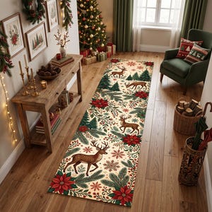Op de afbeelding: Een lange rechthoekige loper met een crèmekleurige achtergrond en een herhalend patroon van bruine herten, groene dennentakken, rode kerststerren en witte sneeuwvlokken, liggend op een houten vloer in een kamer.