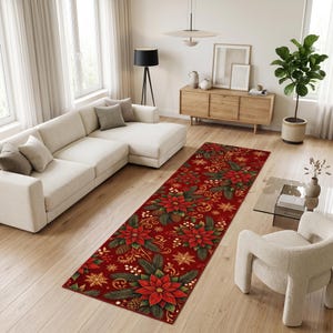 Op de afbeelding: Een rechthoekig vloerkleed met een levendige rode achtergrond, versierd met een herhalend patroon van rode kerststerren, groene dennentakken, bruine dennenappels, witte bessen en goudkleurige sneeuwvlokaccenten.