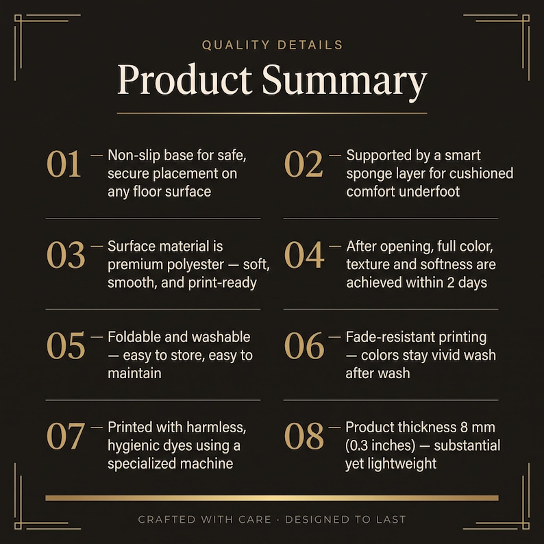 Op de afbeelding: Een zwarte informatieve afbeelding met de titel Product Summary en gouden tekst die acht kenmerken opsomt: antislipbasis, sponslaag, polyester oppervlak, twee dagen uitzetting, opvouwbaar, kleurvast, hygi&euml;nische kleurstoffen en 8 mm dikte.