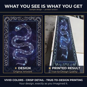 Op de afbeelding: Een rechthoekige print met een hemels slangenconstellatie-ontwerp tegen een donkerblauwe sterrenhemel, omlijst door een sierlijke rand. De tekst luidt: WHAT YOU SEE IS WHAT YOU GET, DESIGN, PRINTED RESULT, VIVID COLORS, CRISP DETAIL.