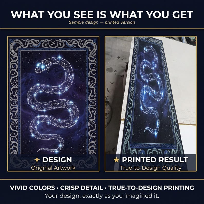 Op de afbeelding: Een rechthoekige print met een hemels slangenconstellatie-ontwerp tegen een donkerblauwe sterrenhemel, omlijst door een sierlijke rand. De tekst luidt: WHAT YOU SEE IS WHAT YOU GET, DESIGN, PRINTED RESULT, VIVID COLORS, CRISP DETAIL.