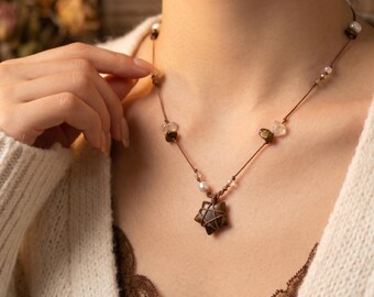 Collar con pentagrama envuelto en alambre – Granate, piedra lunar, joyería bohemia pagana