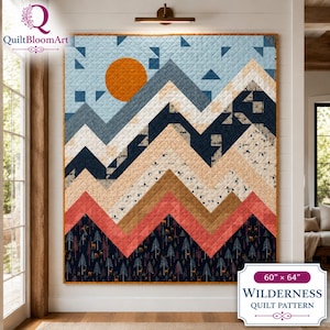 Könnte beinhalten: Ein rechteckiger Quilt mit einer geometrischen Berglandschaft, einer großen orangefarbenen Sonne, geschichteten Gipfeln in Blau, Weiß, Beige und Koralle sowie einer dunklen Basis mit Waldmuster. Ein Etikett gibt die Maße 152 cm mal 163 cm an.