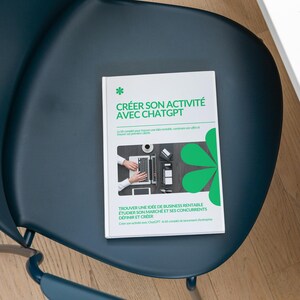 Peut inclure: Un livre broché blanc intitulé CRÉER SON ACTIVITÉ AVEC CHATGTP avec du texte vert et un motif de fleur verte. La couverture présente une photographie d'une personne utilisant un ordinateur portable sur un bureau. Le livre est posé sur une chaise bleu foncé.