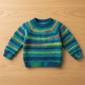 Könnte beinhalten: Ein langärmeliger Pullover mit einem horizontalen Streifenmuster in leuchtenden Blaugrün-, Blau-, Grün-, Gelb- und Orangetönen. Das Kleidungsstück ist aus strukturiertem Häkelstrick gefertigt und verfügt über einen gerippten Rundhalsausschnitt.