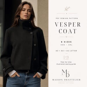 Könnte beinhalten: Ein schwarzer Mantel mit hohem Kragen und Knöpfen, dargestellt in einem PDF-Schnittmuster namens Vesper Coat von Maison Draftelier. Das Schnittmuster umfasst 8 Größen von XXS bis 3XL in A0, A4 und US Letter sowie eine bebilderte Schritt-für-Schritt-Anleitung.