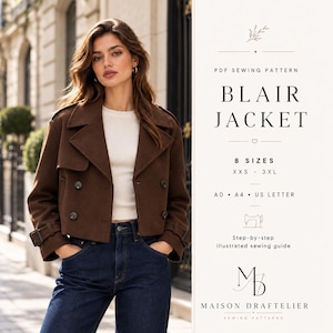 Puede incluir: Una chaqueta corta marrón de doble botonadura con solapas anchas, mangas largas con puños de hebilla y botones oscuros. El texto dice PDF SEWING PATTERN BLAIR JACKET, 8 SIZES XXS-3XL, A0 A4 US LETTER, Step-by-step illustrated sewing guide, MAISON DRAFTELIER.