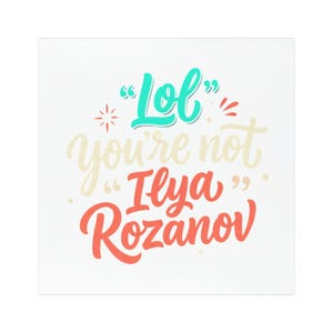 Op de afbeelding: Een vierkante grafische print met de tekst "Lol" in talingroen, gevolgd door "you're not" in beige en "Ilya Rozanov" in koraal. Het ontwerp maakt gebruik van gestileerde cursieve en schreefloze typografie met kleine decoratieve ster- en streepaccenten.
