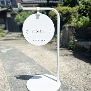 Letrero metálico personalizado de pie, expositor comercial tipo caballete de doble cara.