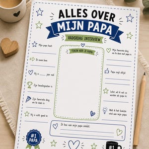 Peut inclure: Une feuille de papier blanche intitulée ALLES OVER MIJN PAPA avec du texte et des graphismes bleus et verts. Elle comporte un cadre central pour dessiner, des questions pour une interview de fête des pères, un badge #1 PAPA et un mug #1 PAPA.