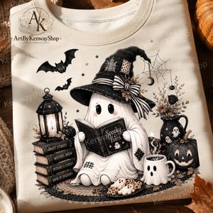 Peut inclure: Un sweat-shirt couleur crème avec une illustration représentant un fantôme portant un chapeau de sorcière noir et lisant un livre intitulé Spooky Tales. Le motif inclut une lanterne, des livres, une tasse, une citrouille, des chauves-souris.