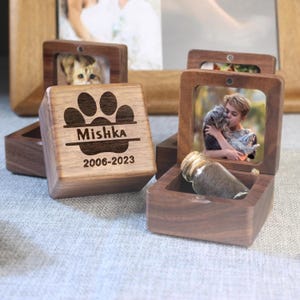 Custom-made wooden pet hair keepsake boxes can store pet ashes, hair, teeth, etc., making them a perfect gift for dog and cat lovers.