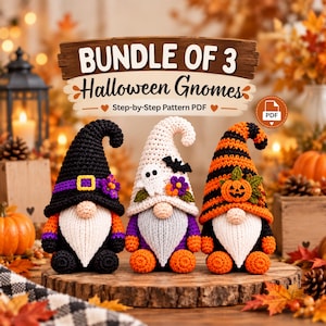 Könnte beinhalten: Ein digitales PDF-Muster mit dem Titel BUNDLE OF 3 Halloween Gnomes, das drei gehäkelte Zwerge zeigt. Einer trägt einen schwarzen Hut mit violettem Band, einer einen weißen Hut mit Geist und Fledermaus, einer einen orange-schwarz gestreiften Hut mit Kürbis.
