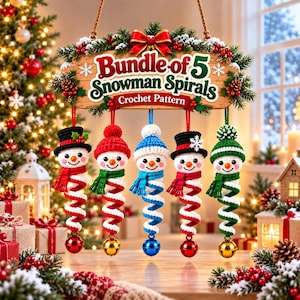 Può includere: Un cartello in legno con la scritta Bundle of 5 Snowman Spirals Crochet Pattern, decorato con rami di pino e un fiocco rosso. Sotto pendono cinque decorazioni a forma di pupazzo di neve all'uncinetto, con corpo a spirale, cappello, sciarpa e campanello.