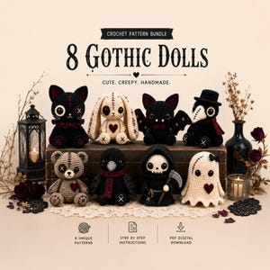 Może przedstawiać: Zestaw wzorów szydełkowych na 8 gotyckich lalek z tekstem CROCHET PATTERN BUNDLE 8 GOTHIC DOLLS CUTE. CREEPY. HANDMADE. Obraz przedstawia osiem ręcznie wykonanych szydełkowych figurek, w tym kota, królika, nietoperza, lekarza plagi, niedźwiedzia, wronę, ponurego żniwiarza i ducha.
