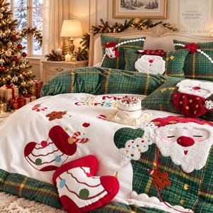 Puede incluir: Un juego de cama a cuadros blancos y verdes con caras de Papá Noel bordadas, calcetines rojos, galletas de jengibre y bastones de caramelo. La sección central blanca incluye el texto Merry Christmas en letras rojas y verdes con un pastel.