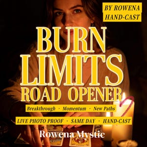 Pode incluir: Uma vela moldada à mão com a etiqueta BURN LIMITS ROAD OPENER BY ROWENA HAND-CAST. O texto inclui Breakthrough, Momentum, New Paths, LIVE PHOTO PROOF, SAME DAY, HAND-CAST e Rowena Mystic. Uma pessoa é visível atrás da vela.