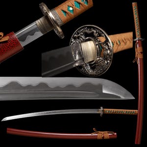 Puede incluir: Una espada katana con hoja de acero curva y línea de temple ondulada visible, empuñadura envuelta en cordón marrón con detalles en turquesa y una guarda circular de metal ornamentada. Incluye una vaina roja texturizada a juego.