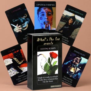 Könnte beinhalten: Ein What's the tea Orakelkarten-Set mit einer Schachtel, die eine Cuffing Season-Karte mit einer roten Rose und Handschellen zeigt. Um die Schachtel herum liegen fünf Karten mit den Titeln Imposter, Lipstick Evidence, Graduation Day, Flexin und Inner Light.