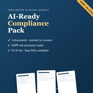 Pu&ograve; includere: Un grafico digitale blu scuro intitolato AI-Ready Compliance Pack per Freelancer & Micro-Agency. Elenca 5 documenti, conformit&agrave; GDPR sub-processor e EU AI Act ago 2026. Tre icone di documenti bianchi sono presenti in basso.
