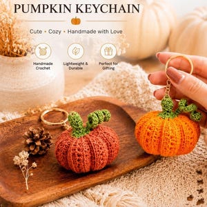 Könnte beinhalten: Ein handgefertigter Häkel-Kürbis-Schlüsselanhänger mit einem goldfarbenen Metallring. Der Kürbis ist orange mit einem grünen Stiel und einer lockigen Ranke. Der Text auf dem Bild lautet: HANDMADE PUMPKIN KEYCHAIN, HEVENCRAFTINDIA, Cute, Cozy, Handmade with Love, Handmade Crochet, Lightweight & Durable, Perfect for Gifting.