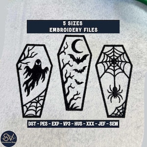 Puede incluir: Tres diseños de ataúdes bordados en negro sobre tela blanca. El primero muestra un fantasma y telaraña, el segundo una luna creciente, murciélagos y árboles desnudos, el tercero una telaraña con araña. El texto dice 5 SIZES EMBROIDERY FILES.