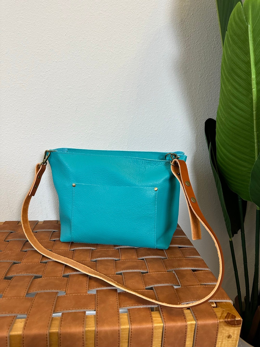 VIBRANT LEATHER CROSSBODY BAG