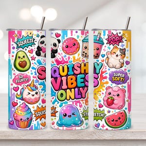 Könnte beinhalten: Ein zylindrischer Becher mit Metallstrohhalm und einem bunten Muster aus Zeichentrickfiguren, darunter ein Panda, eine Avocado, ein Einhorn, ein Cupcake, ein Donut, Bubble Tea, eine Katze und ein Schleim. Der Text SQUISHY VIBES ONLY ist groß aufgedruckt.