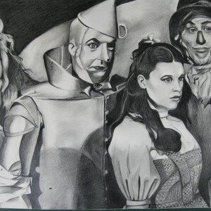 Op de afbeelding: Een zwart-witte potloodtekening van vier personages uit The Wizard of Oz. De personages zijn Dorothy, de Vogelsverschrikker, de Tin Man en de Cowardly Lion. Dorothy draagt een geruit jurkje en heeft haar haar in een vlecht. De Vogelsverschrikker draagt een strohoed en heeft een lange, puntige neus. De Tin Man draagt een metalen hoed en heeft een groot, rond hoofd. De Cowardly Lion draagt een manenhaar en heeft een grote, open mond.