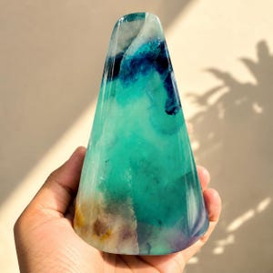 Natürlicher blaugrüner Fluoritturm | Polierter Neonfluorit in Freiform | Große Kristallspitze | Mineralienausstellungsstück