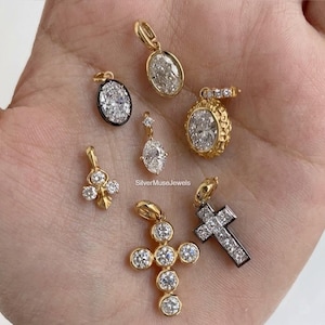 Pendentif religieux à breloque croisée, pendentif serti clos en diamant blanc simulé taille ovale, pendentif serti clos style marteau uniquement pour femmes.
