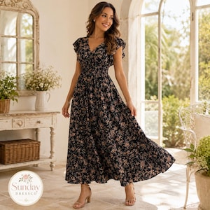 Puede incluir: Un vestido largo negro con escote en V, mangas con volantes y cintura elástica fruncida. La tela presenta un estampado floral a pequeña escala en tonos rosa, melocotón y blanco. El vestido tiene una falda fluida y el logo Sunday Dressco.